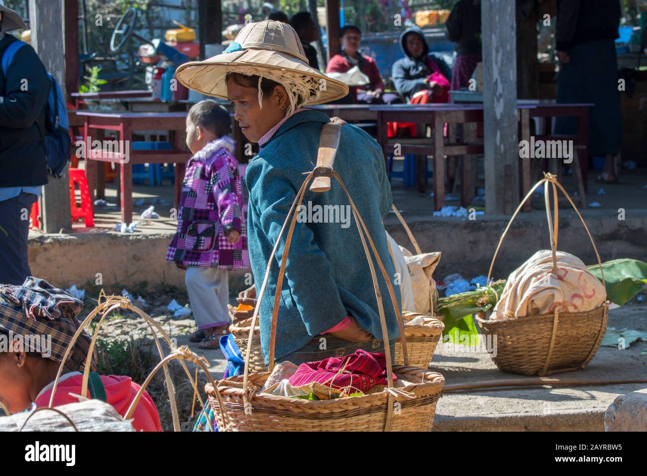 Una donna sta portando le merci al mercato nel villaggio di Khaung Tai sul lago di Inle in Myanmar. Foto Stock