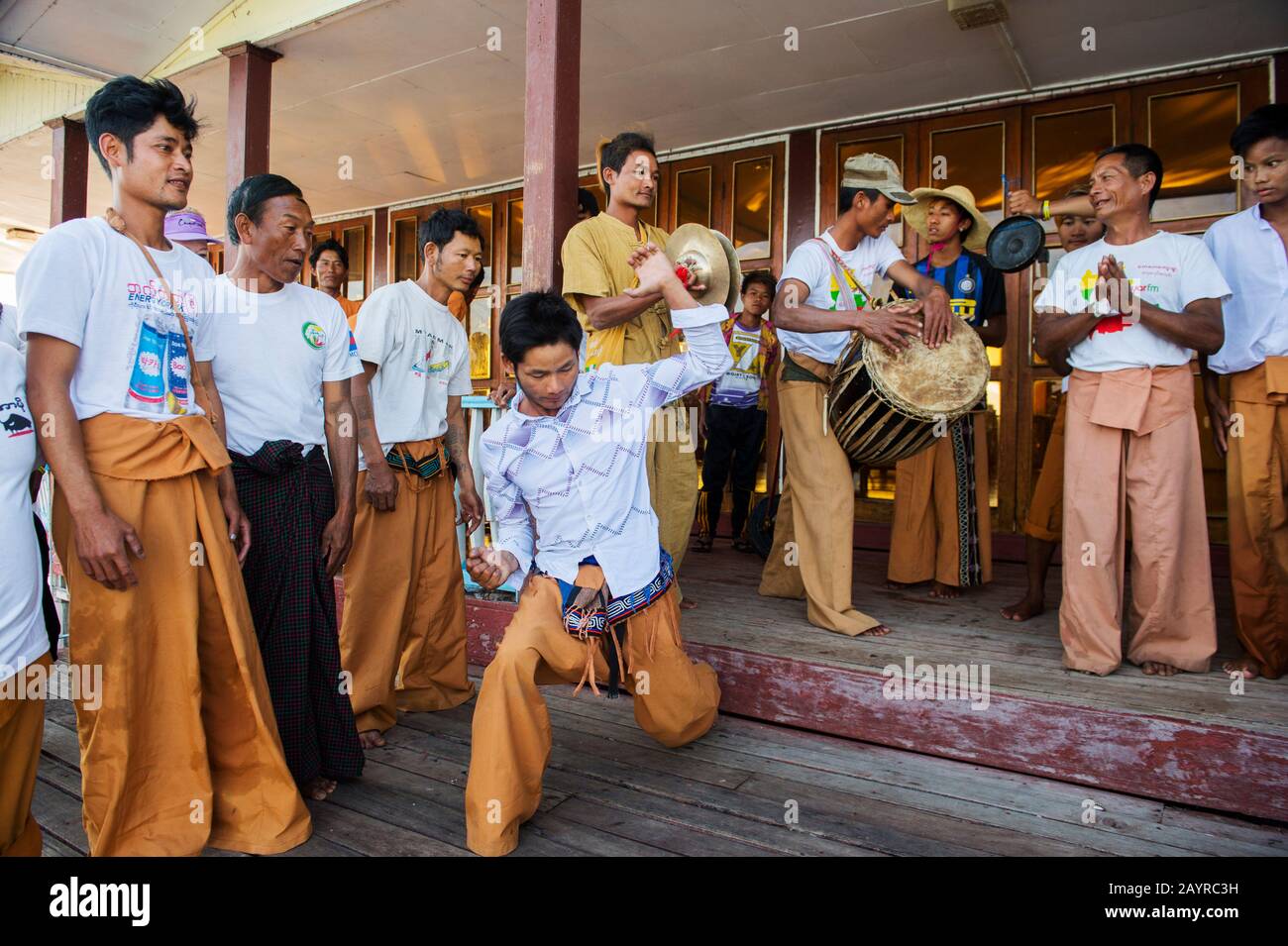 La vittoria della tradizionale gara di canottaggio delle gambe sta facendo una danza vittoria sul lago Inle in Myanmar. Foto Stock