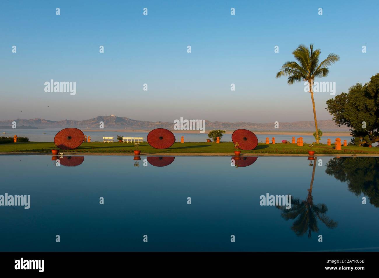 La piscina nel giardino del Thiripyitsaya Sanctuary Resort a Bagan sopra il fiume Irrawaddy o Ayeyarwady fiume, Myanmar. Foto Stock