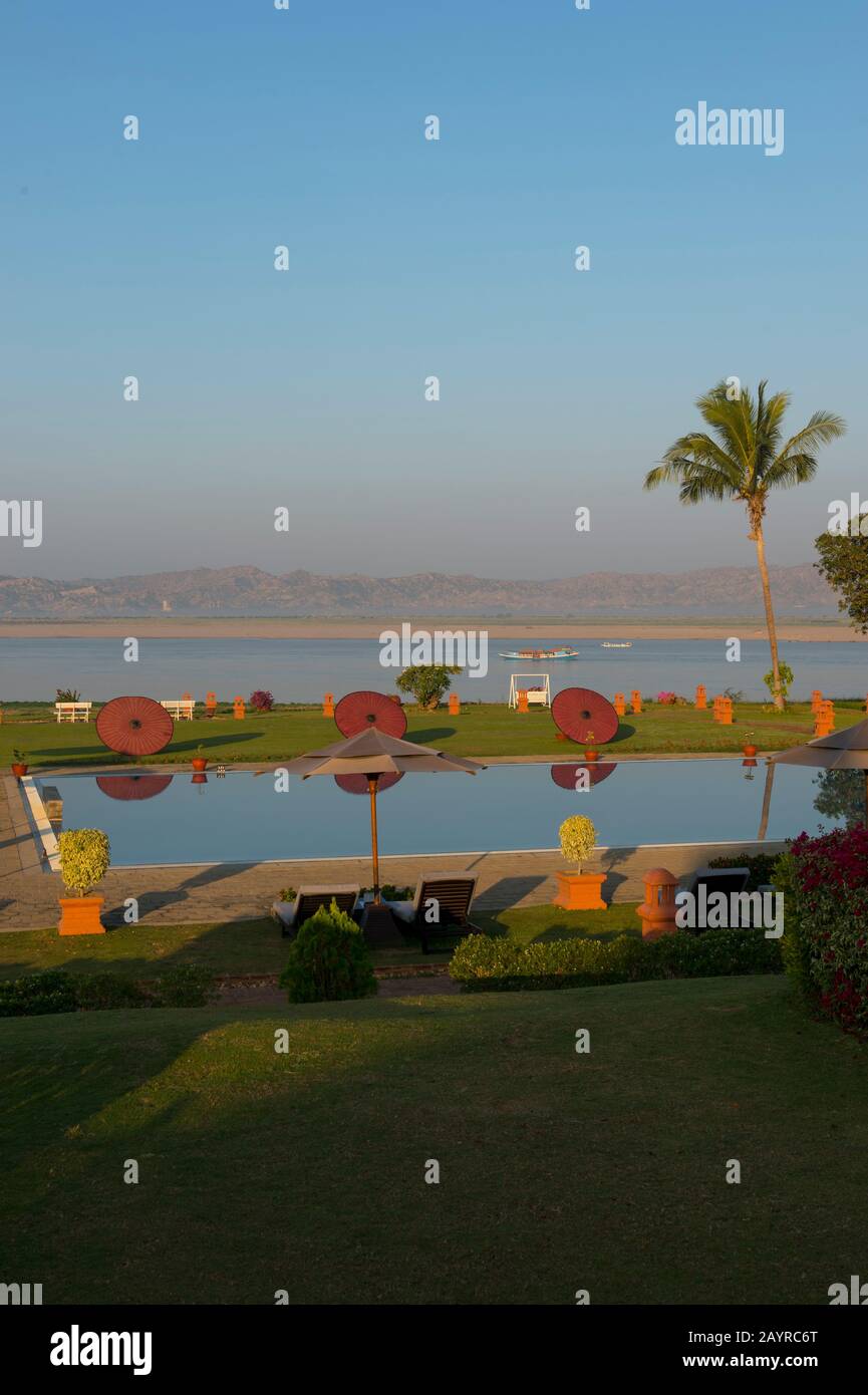La piscina nel giardino del Thiripyitsaya Sanctuary Resort a Bagan sopra il fiume Irrawaddy o Ayeyarwady fiume, Myanmar. Foto Stock