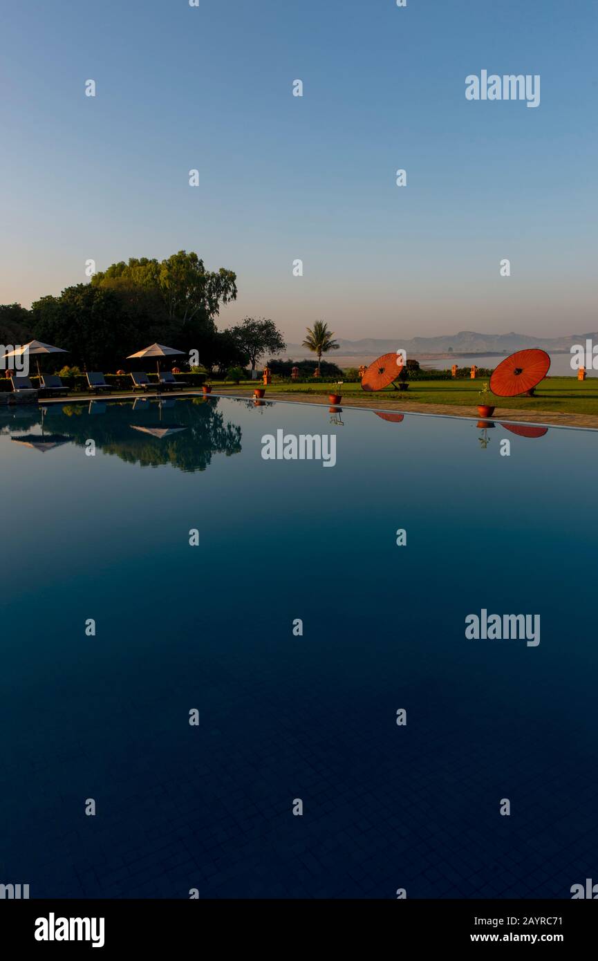 La piscina nel giardino del Thiripyitsaya Sanctuary Resort a Bagan sopra il fiume Irrawaddy o Ayeyarwady fiume, Myanmar. Foto Stock