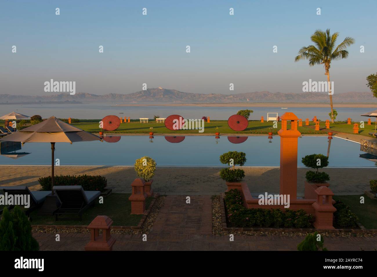 La piscina nel giardino del Thiripyitsaya Sanctuary Resort a Bagan sopra il fiume Irrawaddy o Ayeyarwady fiume, Myanmar. Foto Stock