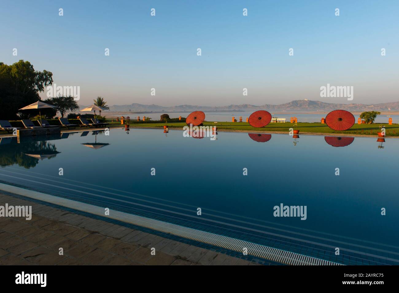 La piscina nel giardino del Thiripyitsaya Sanctuary Resort a Bagan sopra il fiume Irrawaddy o Ayeyarwady fiume, Myanmar. Foto Stock