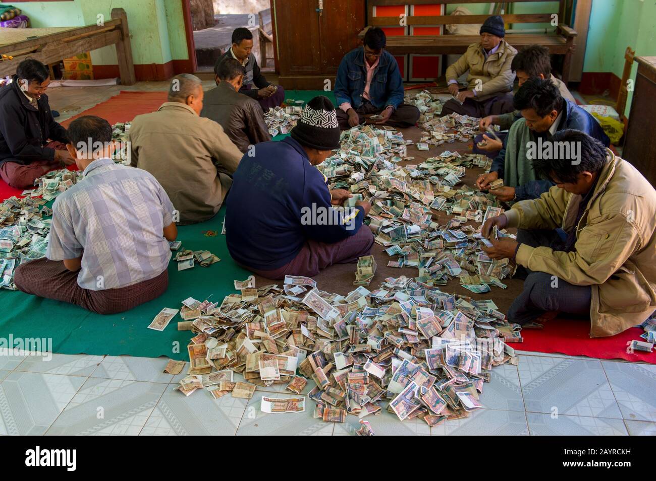 Uomini che contano i soldi donati a al Tempio Gubyaukgyi, Bagan, Myanmar. Foto Stock