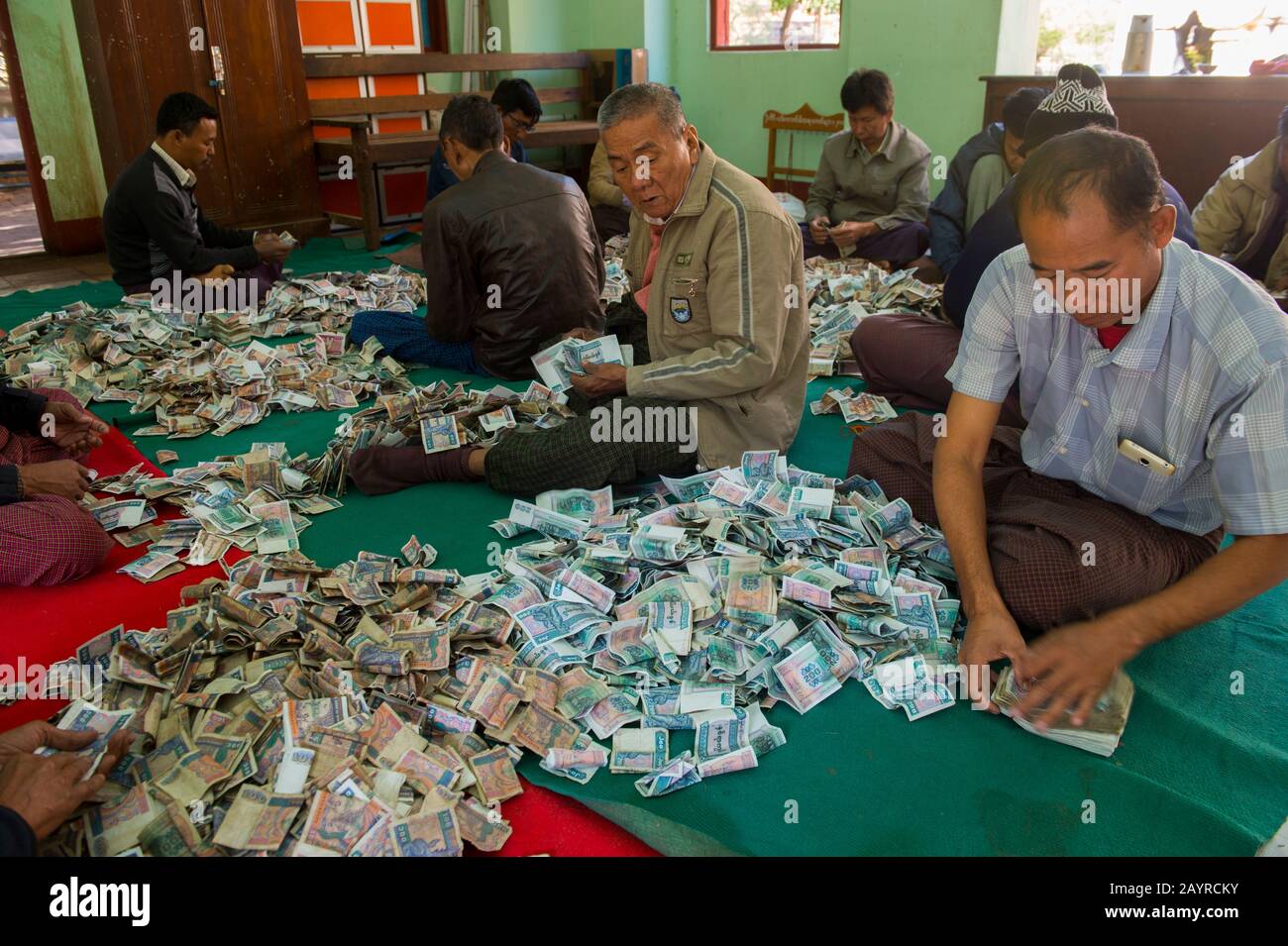 Uomini che contano i soldi donati a al Tempio Gubyaukgyi, Bagan, Myanmar. Foto Stock