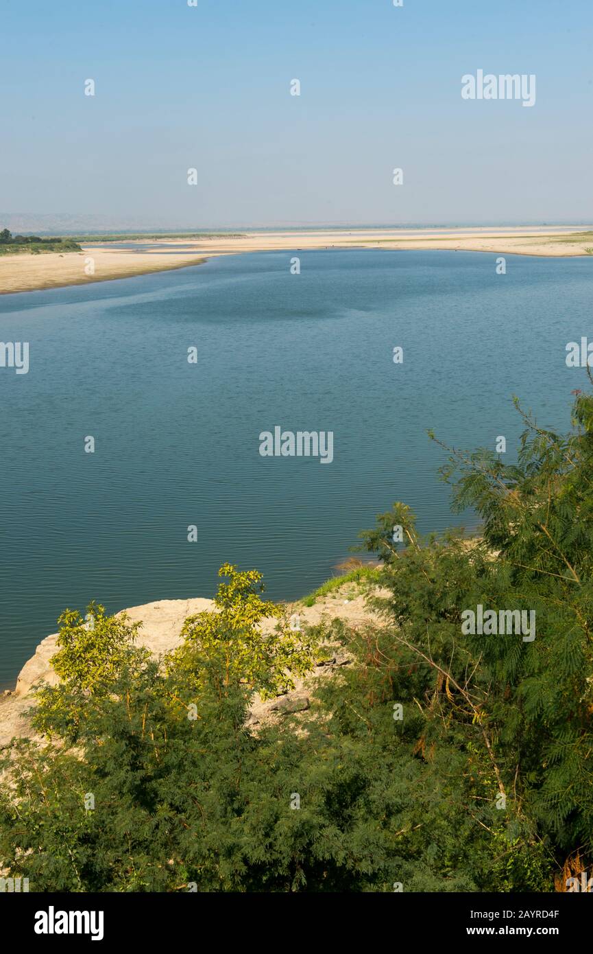 Vista sul fiume Irrawaddy (Ayeyarwady River) da una collina a Bagan, Myanmar. Foto Stock