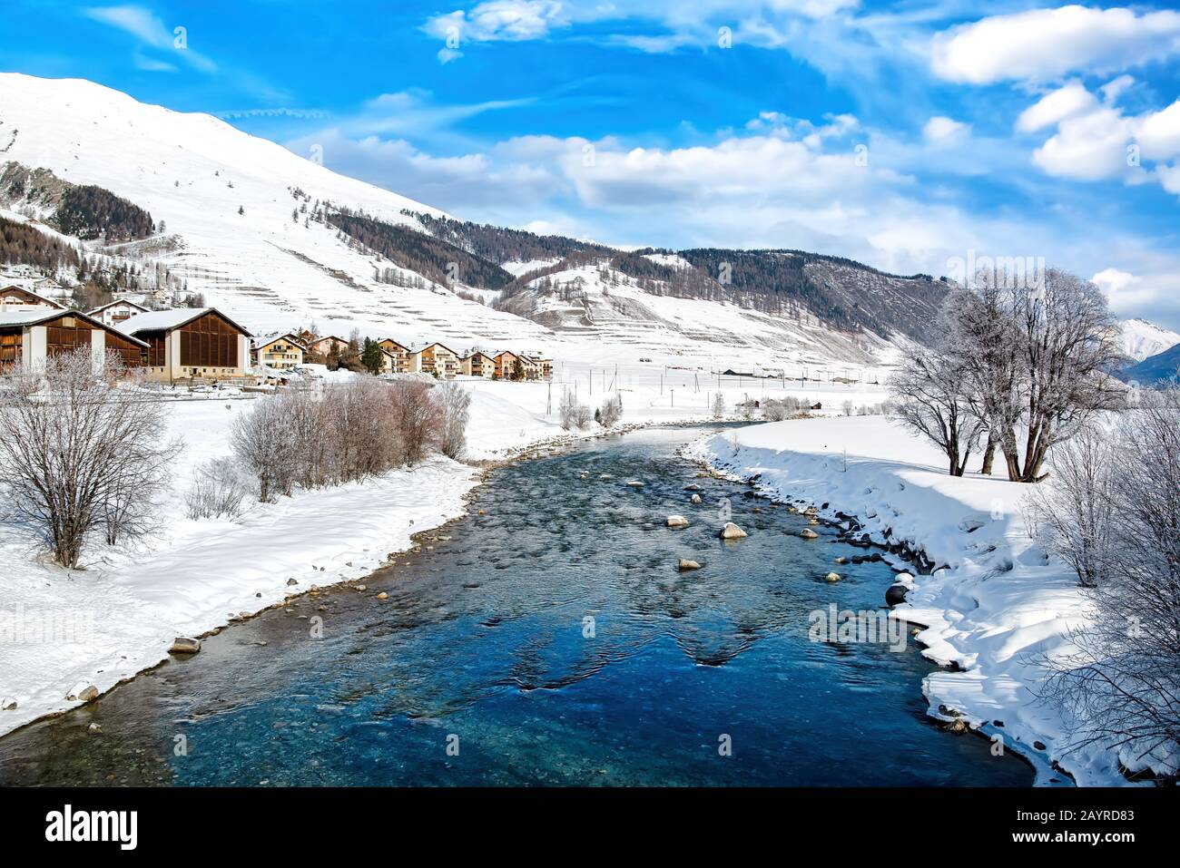 Zouz vicino a St. Moritz è un bellissimo villaggio nella zona degli sport invernali del cantone svizzero dei Grigioni, Svizzera Foto Stock
