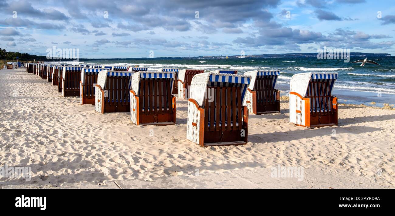 Spiaggia di sabbia e tradizionali sedie da spiaggia di legno sull'isola di Rügen, nella Germania settentrionale, sulla costa delle sedie da spiaggia Baltic SeaWooden sull'isola di Rügen Foto Stock