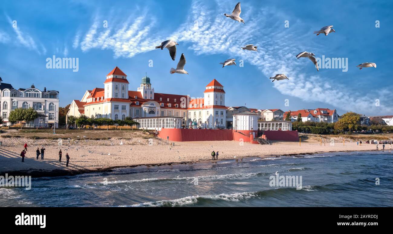 Passeggiata sulla spiaggia di Rügen-Binz in una giornata di sole con casa termale sullo sfondo Foto Stock