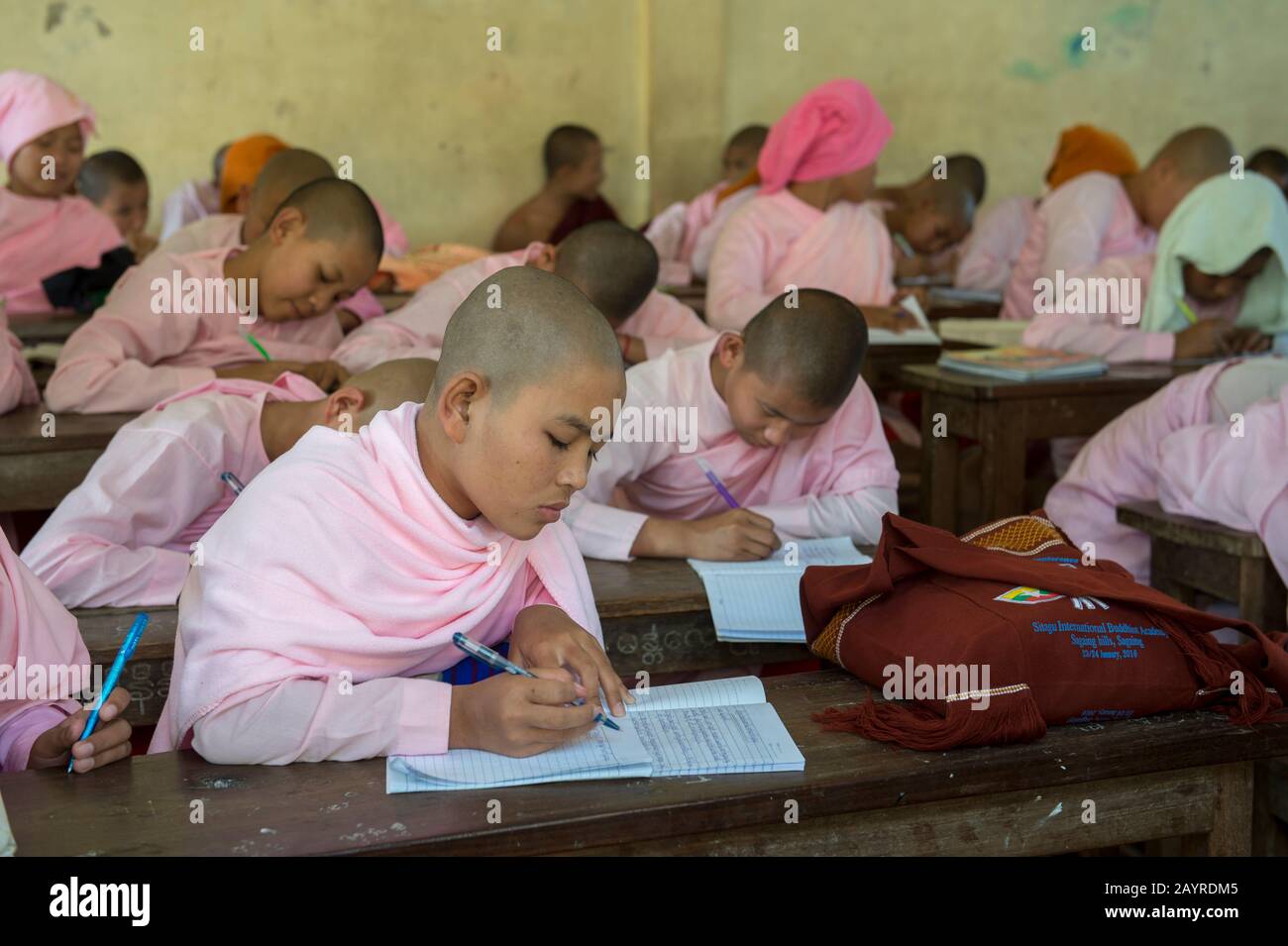 Studenti in una classe presso la scuola pubblica del monastero di Aungmyazoo a Sagaing, una città fuori Mandalay, Myanmar. Foto Stock