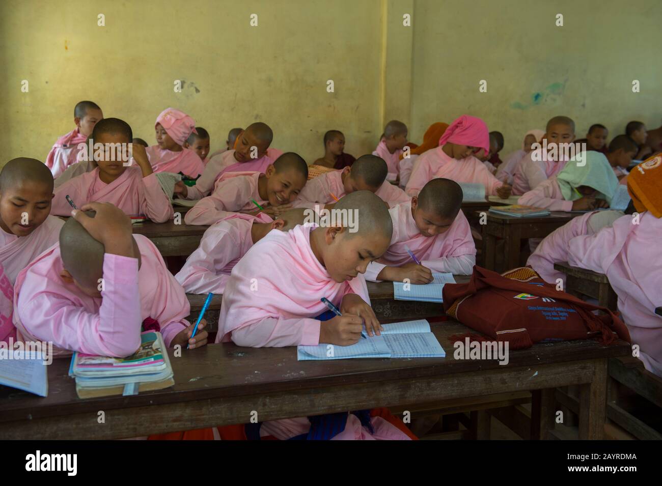 Studenti in una classe presso la scuola pubblica del monastero di Aungmyazoo a Sagaing, una città fuori Mandalay, Myanmar. Foto Stock