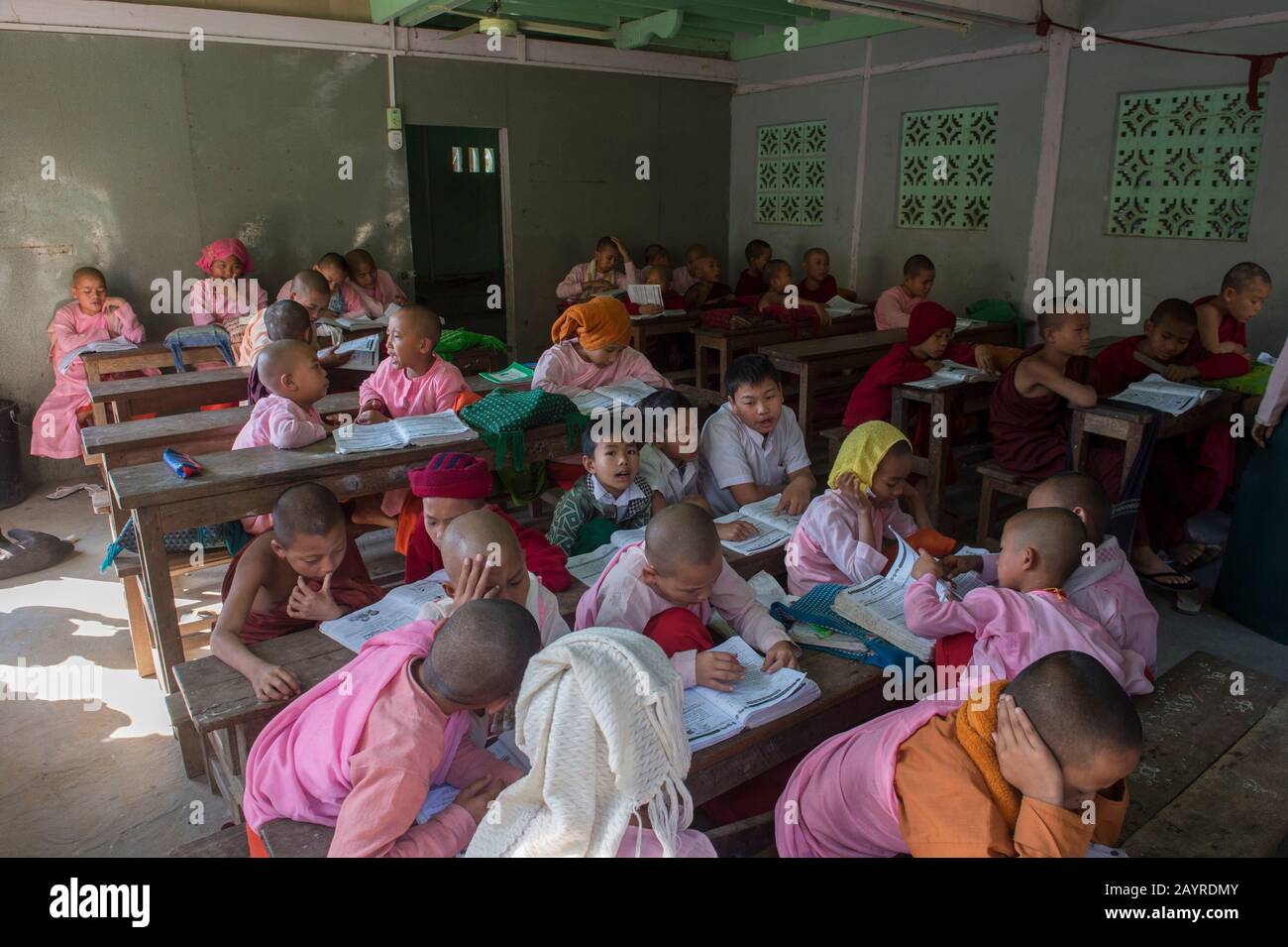 Studenti in una classe presso la scuola pubblica del monastero di Aungmyazoo a Sagaing, una città fuori Mandalay, Myanmar. Foto Stock