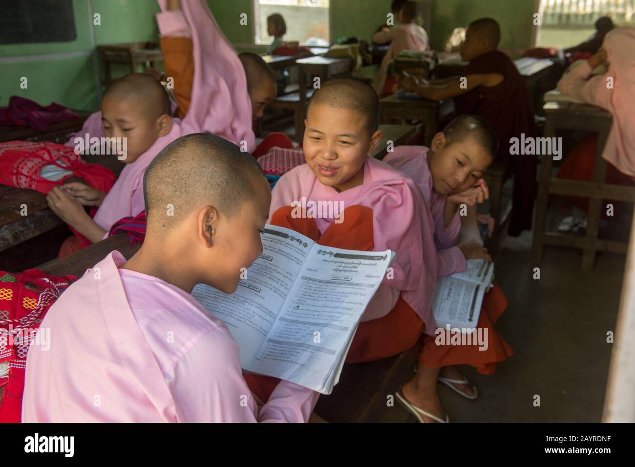 Studenti in una classe presso la scuola pubblica del monastero di Aungmyazoo a Sagaing, una città fuori Mandalay, Myanmar. Foto Stock