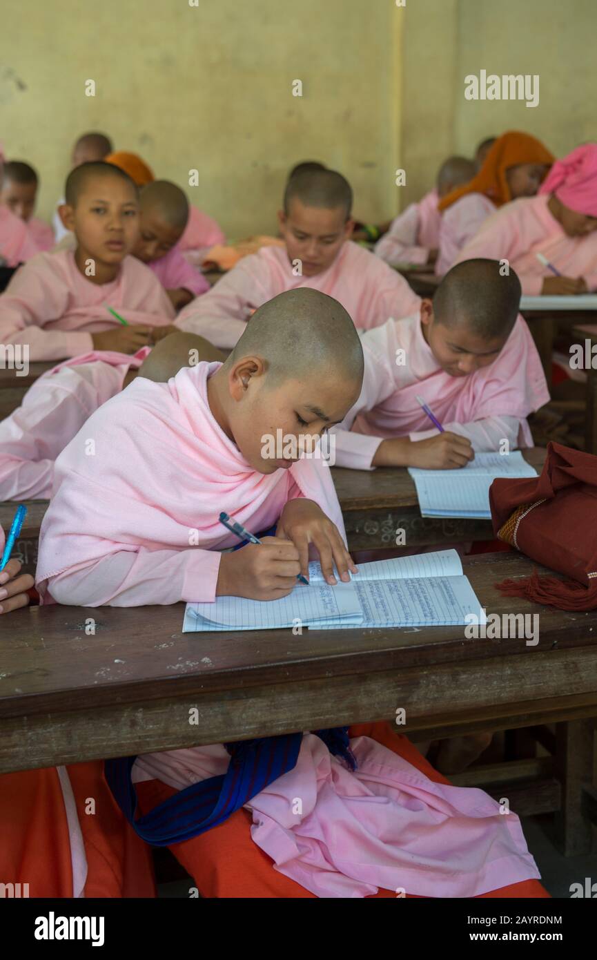 Studenti in una classe presso la scuola pubblica del monastero di Aungmyazoo a Sagaing, una città fuori Mandalay, Myanmar. Foto Stock