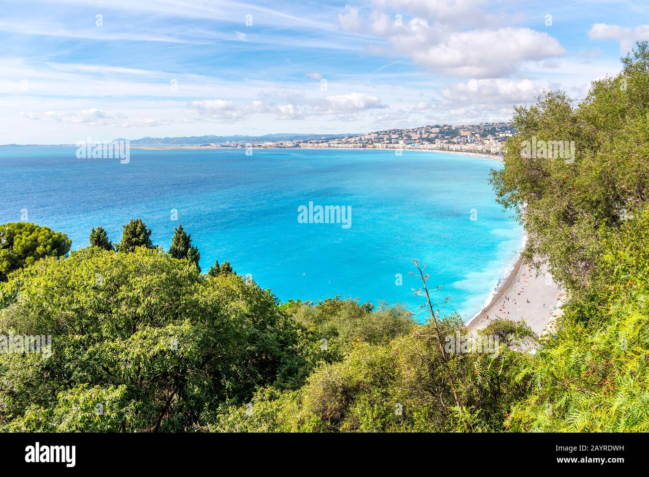Vista sul mare e sulla città della costa della Costa Azzurra dalla terrazza che si affaccia sulla Baia degli Angeli sulla collina del Castello di Nizza, Francia. Foto Stock