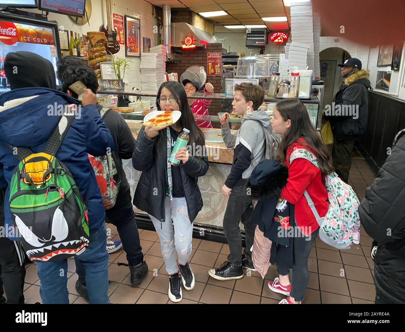 Bambini nella pizzeria locale dopo la scuola nel quartiere Windsor Terrace di Brooklyn, New York. Foto Stock