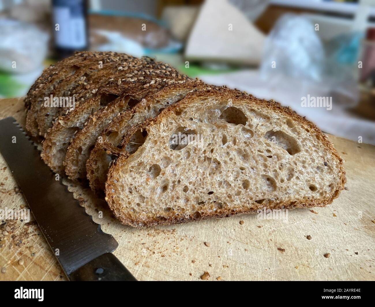 Pane integrale seminato biologico appena sfornato e tagliato. Foto Stock