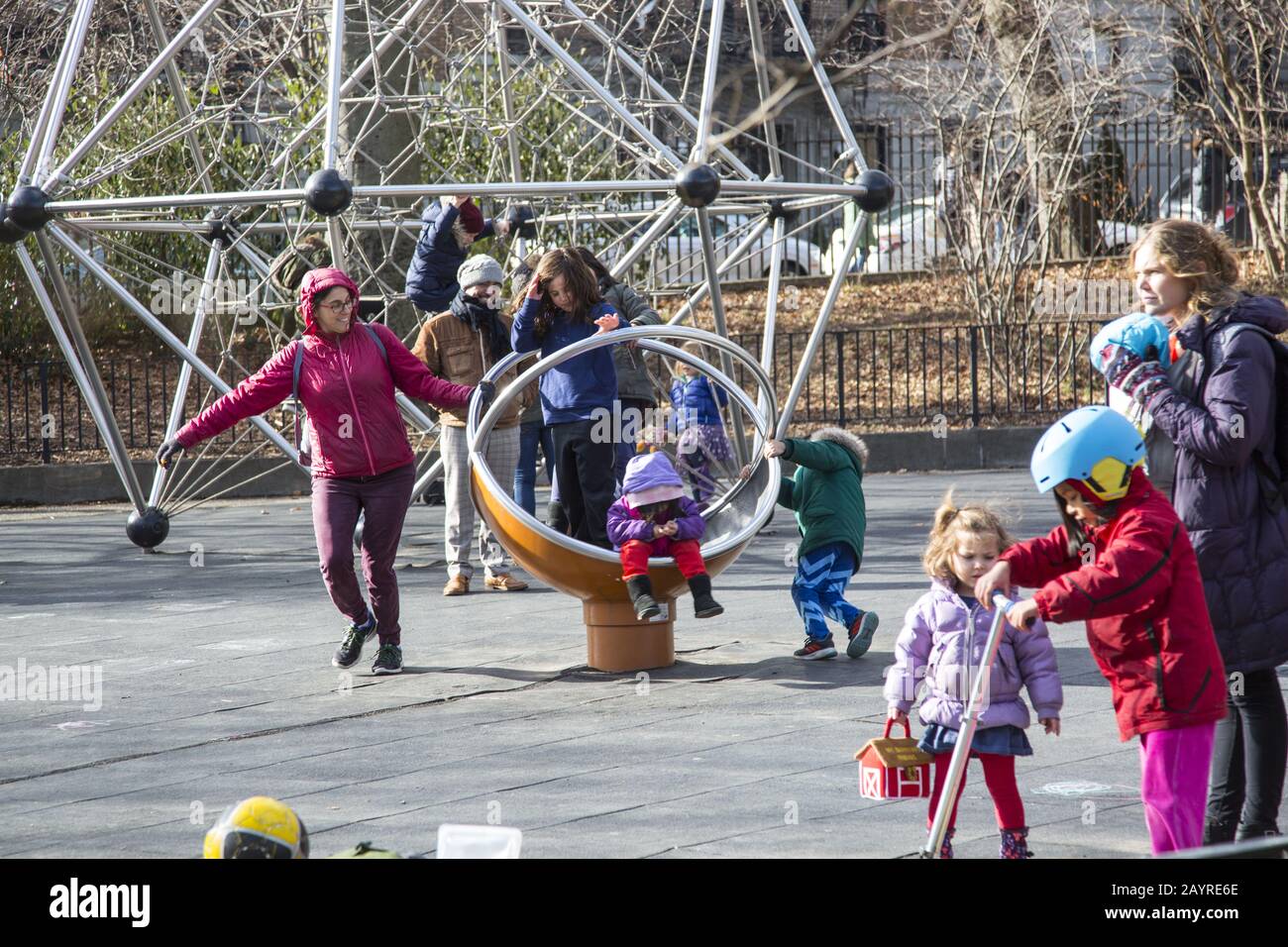 I bambini e i genitori potranno godersi una dolce giornata invernale in un parco giochi a Prospect Park, Brooklyn, New York. Foto Stock