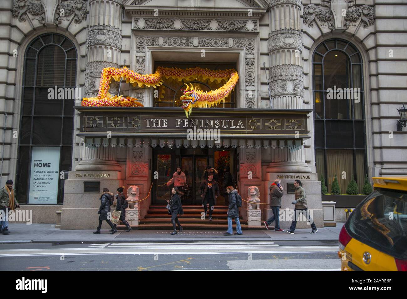 Ingresso al Peninsula Hotel con un drago in cima al marchese durante il Capodanno cinese a 55th Street e 5th Avenue nel centro di Manhattan a New York Foto Stock
