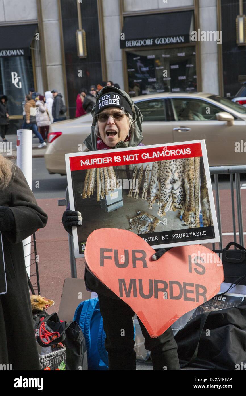 Animal Rights attivisti sono in vigore di fronte al Bergdorf Goodman's sulla 5th Avenue durante la Fashion Week a Manhattan, New York City. Foto Stock