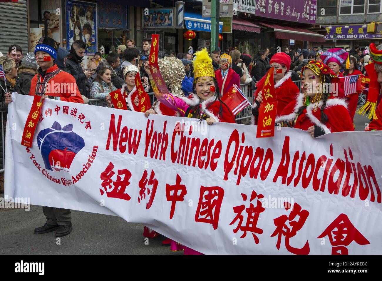 La Chinese New Year Parade ha accolto nell'anno della Rat nel 2020 in direzione di East Broadway e su Eldridge Street a Chinatown a New York City. Foto Stock