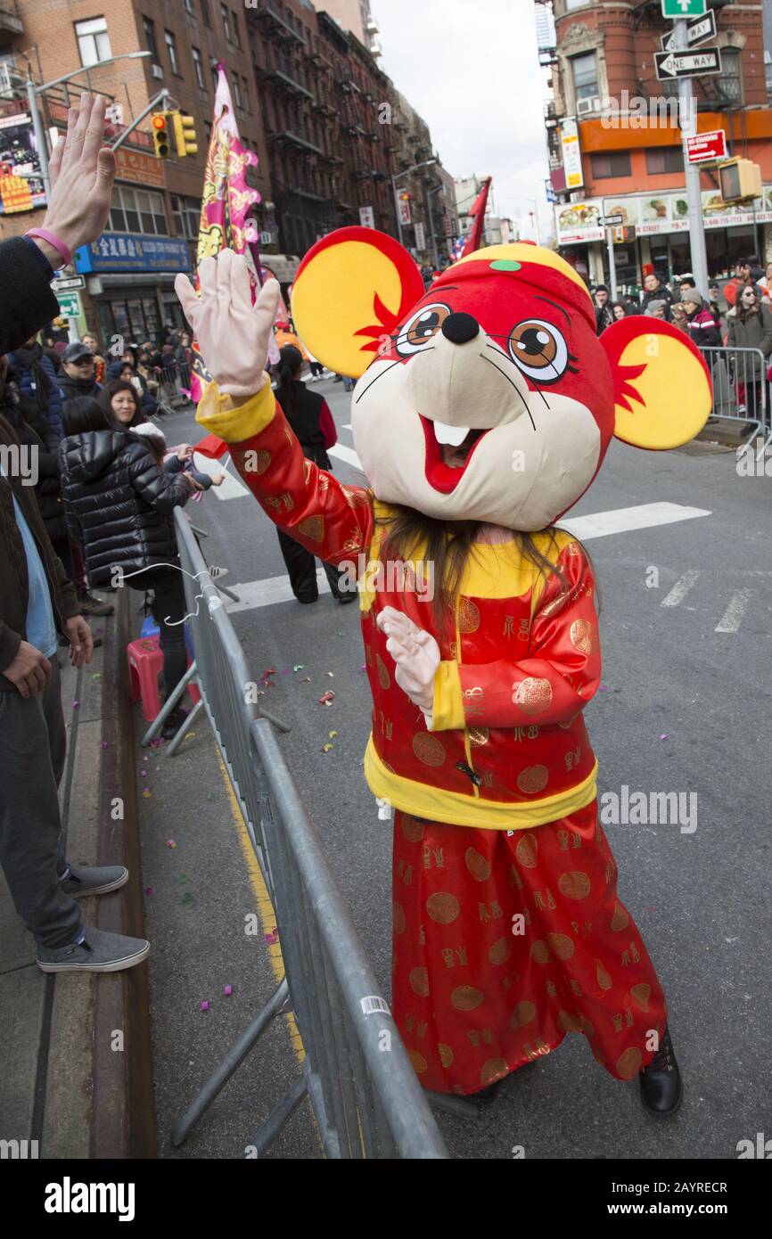 La Chinese New Year Parade ha accolto nell'anno della Rat nel 2020 in direzione di East Broadway e su Eldridge Street a Chinatown a New York City. Foto Stock