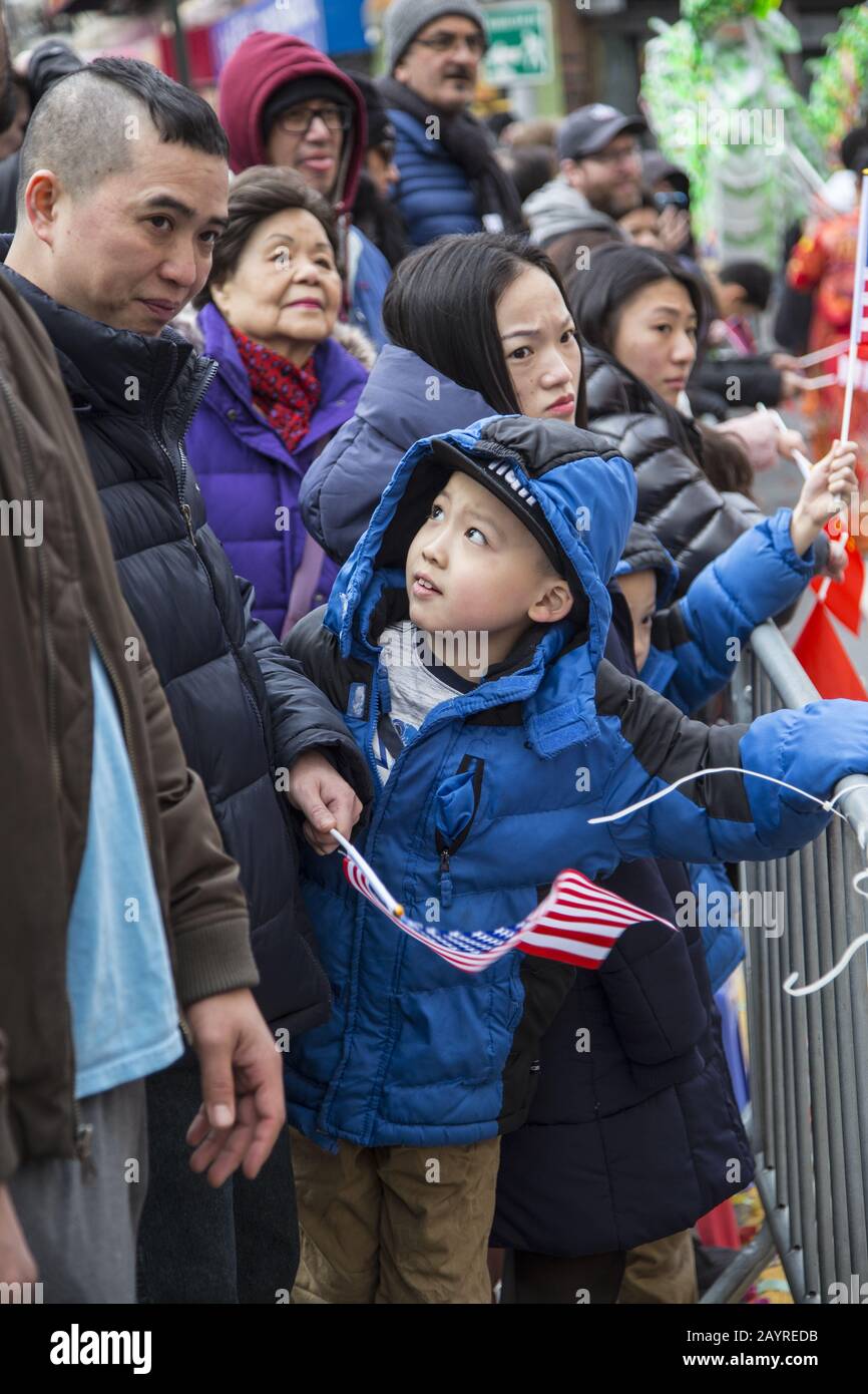 La Chinese New Year Parade ha accolto nell'anno della Rat nel 2020 in direzione di East Broadway e su Eldridge Street a Chinatown a New York City. Foto Stock