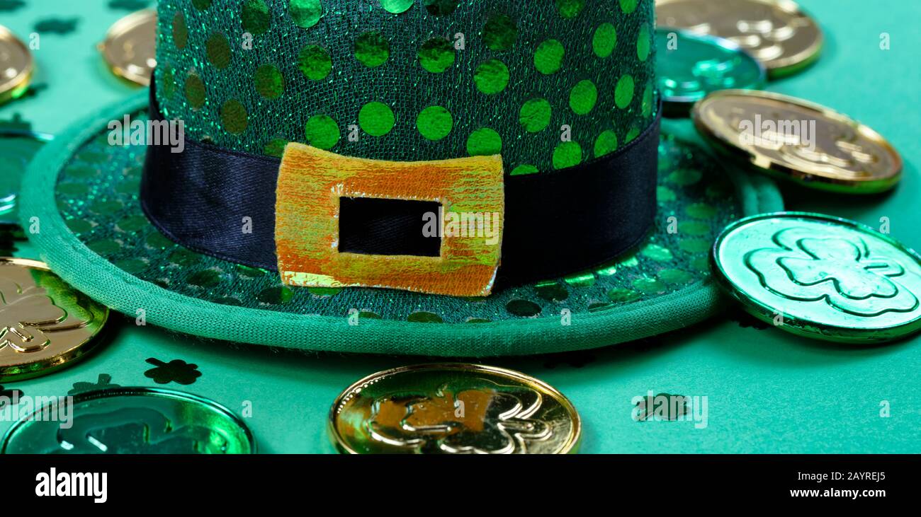San Patrizio giorno con primo piano di cappello e monete d'oro su sfondo verde Foto Stock