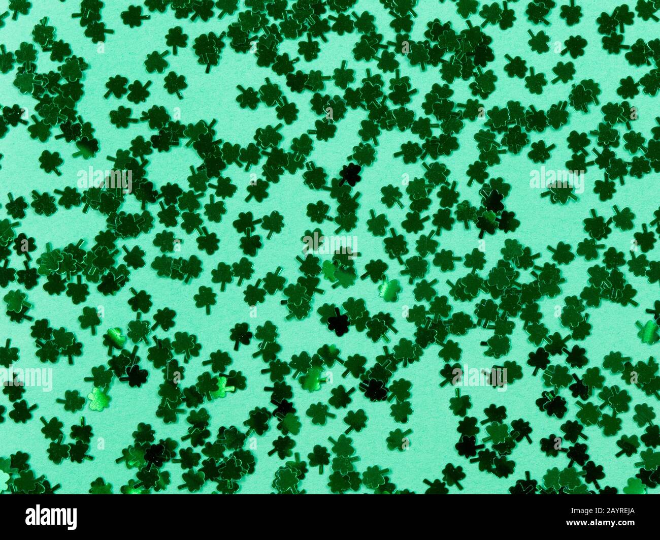 Giornata di San Patrizio con le rocce di mare su sfondo verde in formato pieno cornice Foto Stock