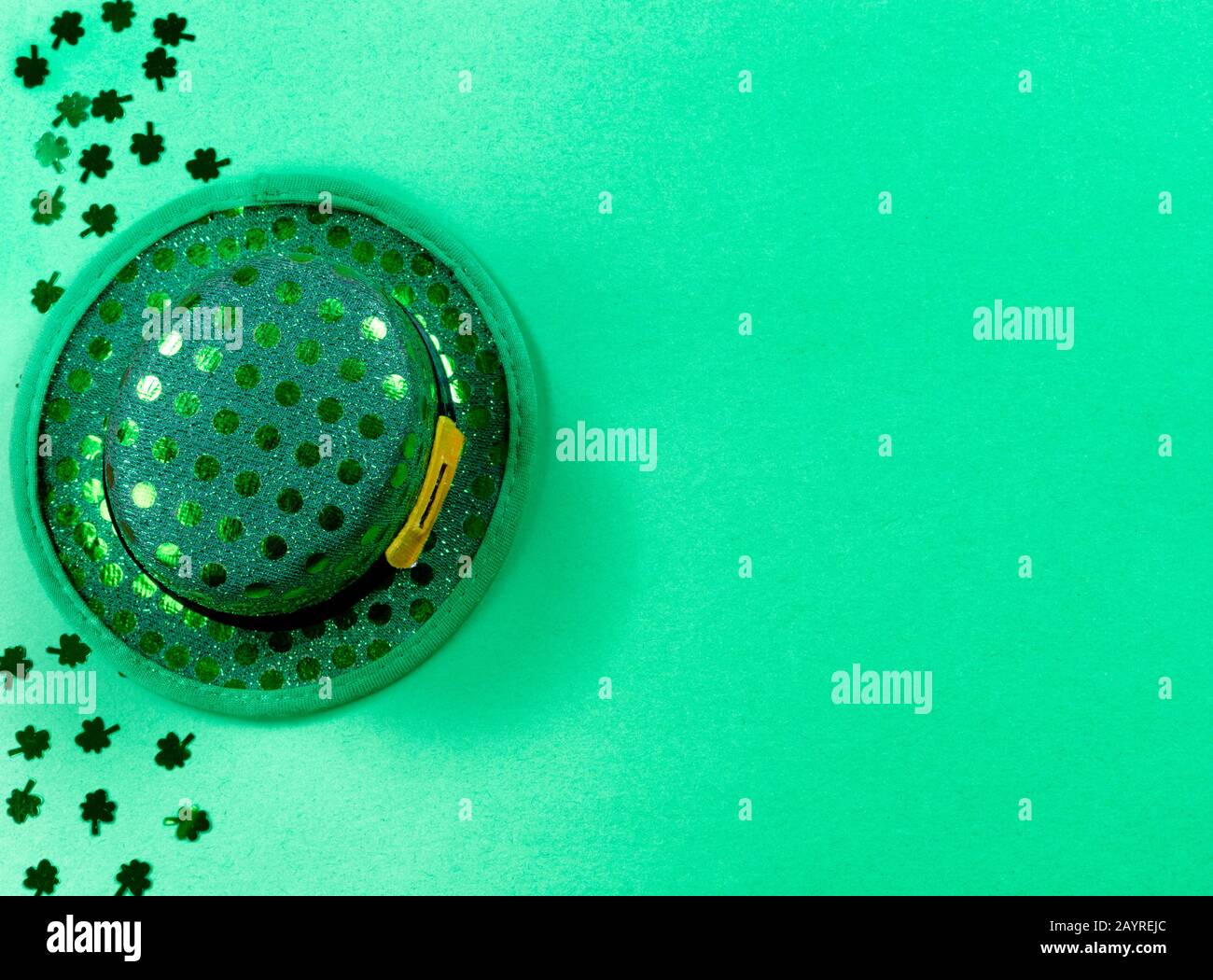 Giornata di San Patrizio con il confine di scogli e cappello lucido su sfondo verde con spazio copia Foto Stock