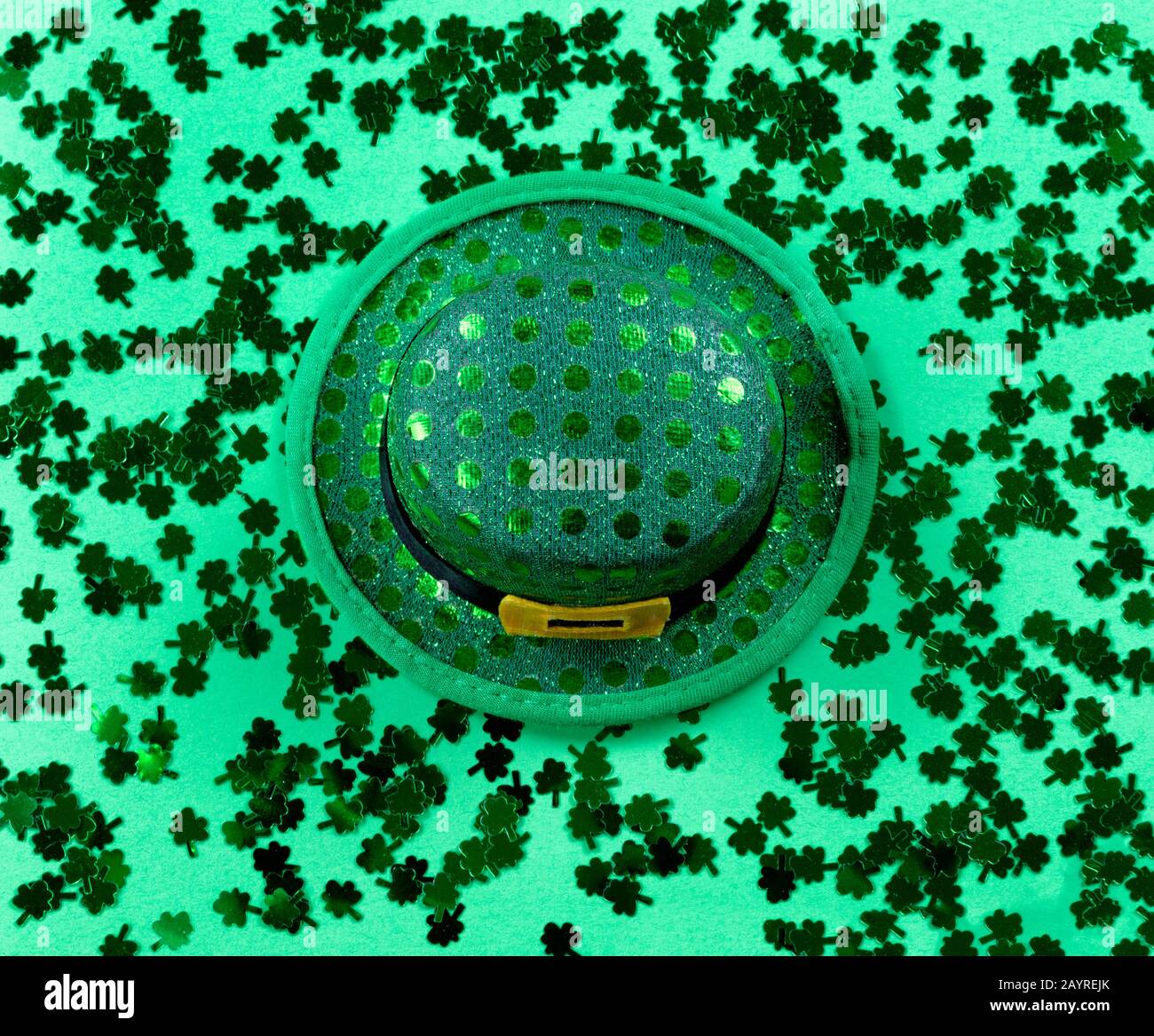 Giornata di San Patrizio con spamRocks e cappello lucido su sfondo verde in formato pieno cornice Foto Stock