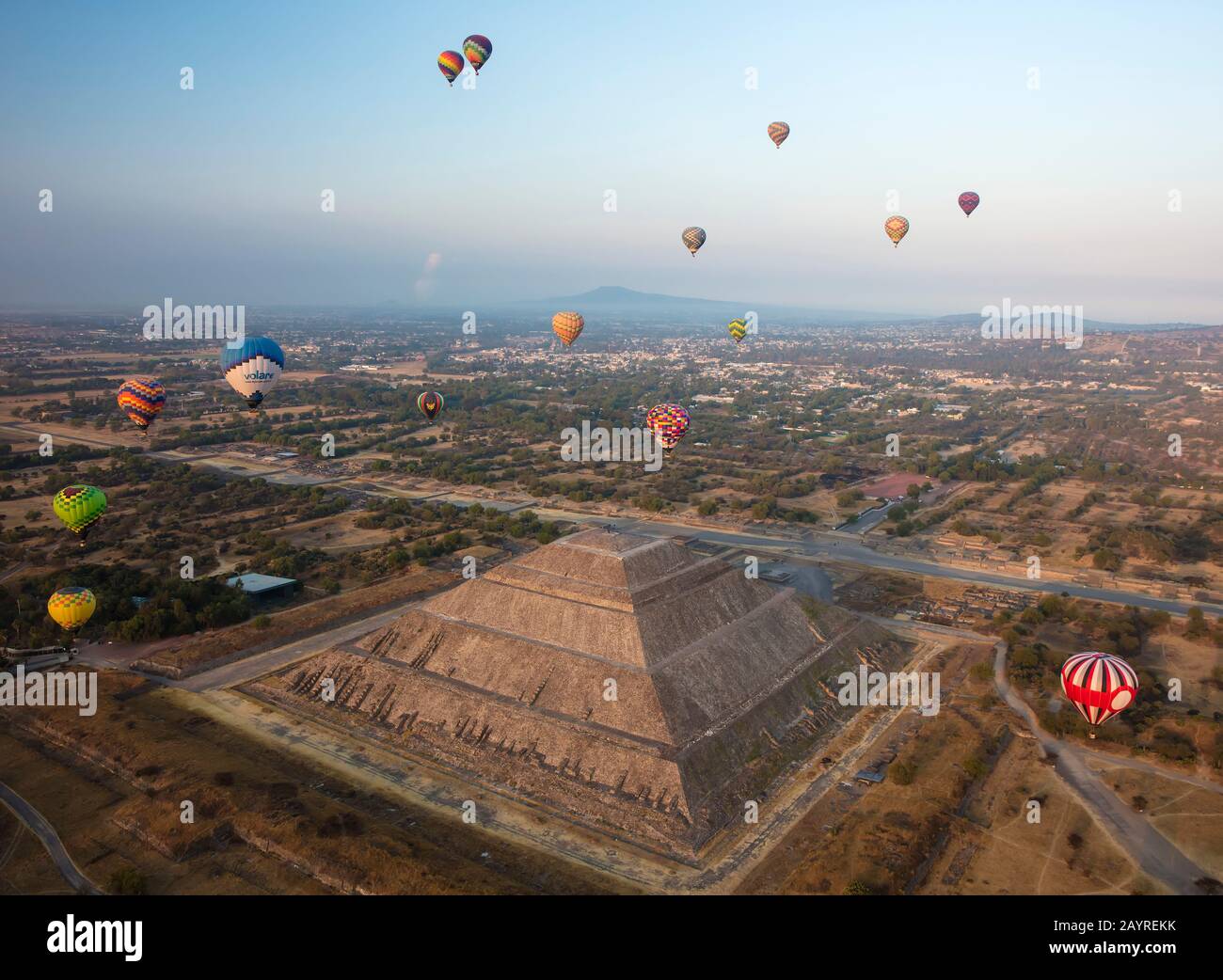 Palloncini d'aria calda sopra la Piramide del Sole a Teotihuacan, Messico Foto Stock