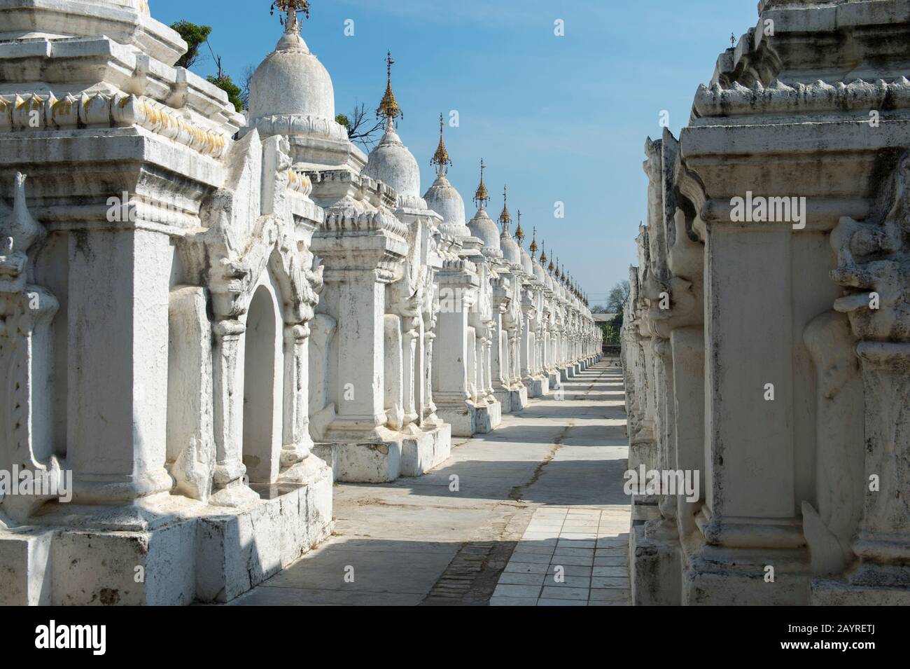 File di stupa che ospitano ciascuna una delle 729 lastre incise con gli insegnamenti buddisti alla Pagoda di Kutodaw sulla collina di Mandalay, Mandalay, Myanmar. Foto Stock