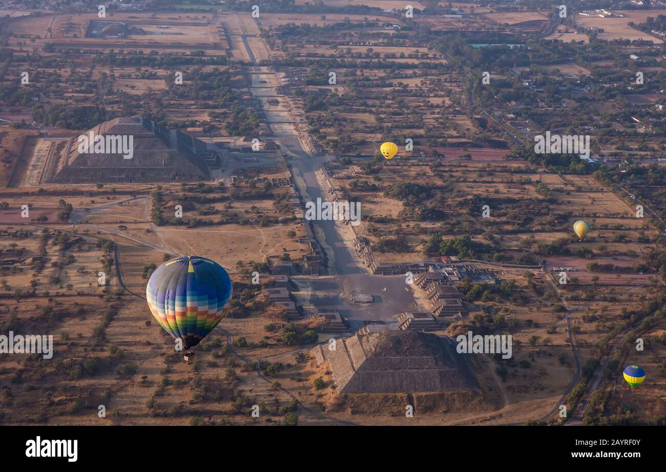 Palloncini d'aria calda sopra la Piramide della Luna a Teotihuacan, Messico Foto Stock