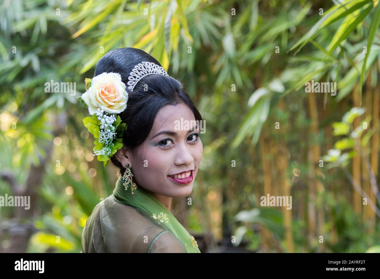 Un modello sparare al Rupar Mandalar Resort a Mandalay, Myanmar, con un modello che indossa il costume della Dinastia Conboung. Foto Stock