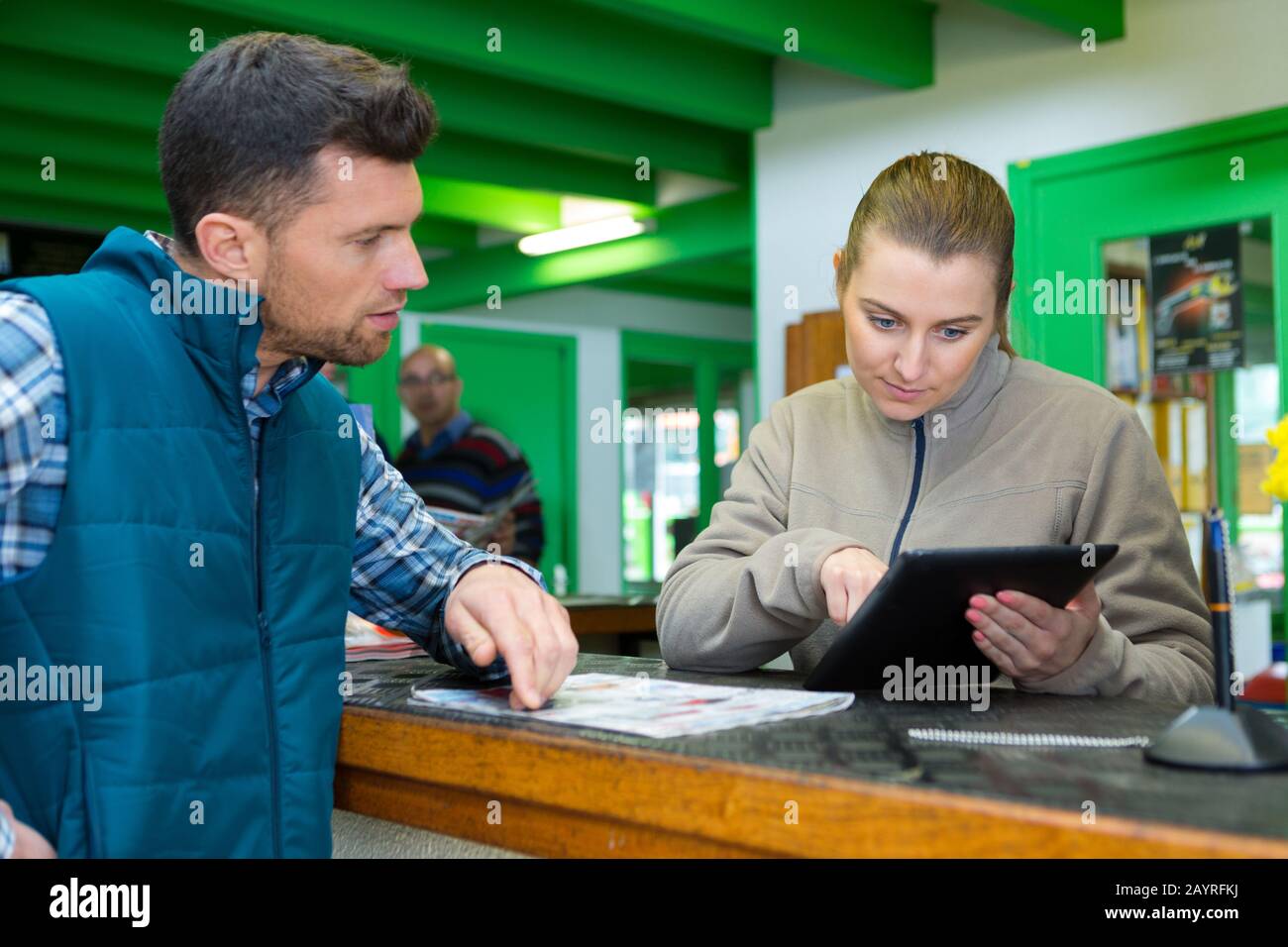 lavoratori e uomini d'affari con appunti e tablet in magazzino Foto Stock