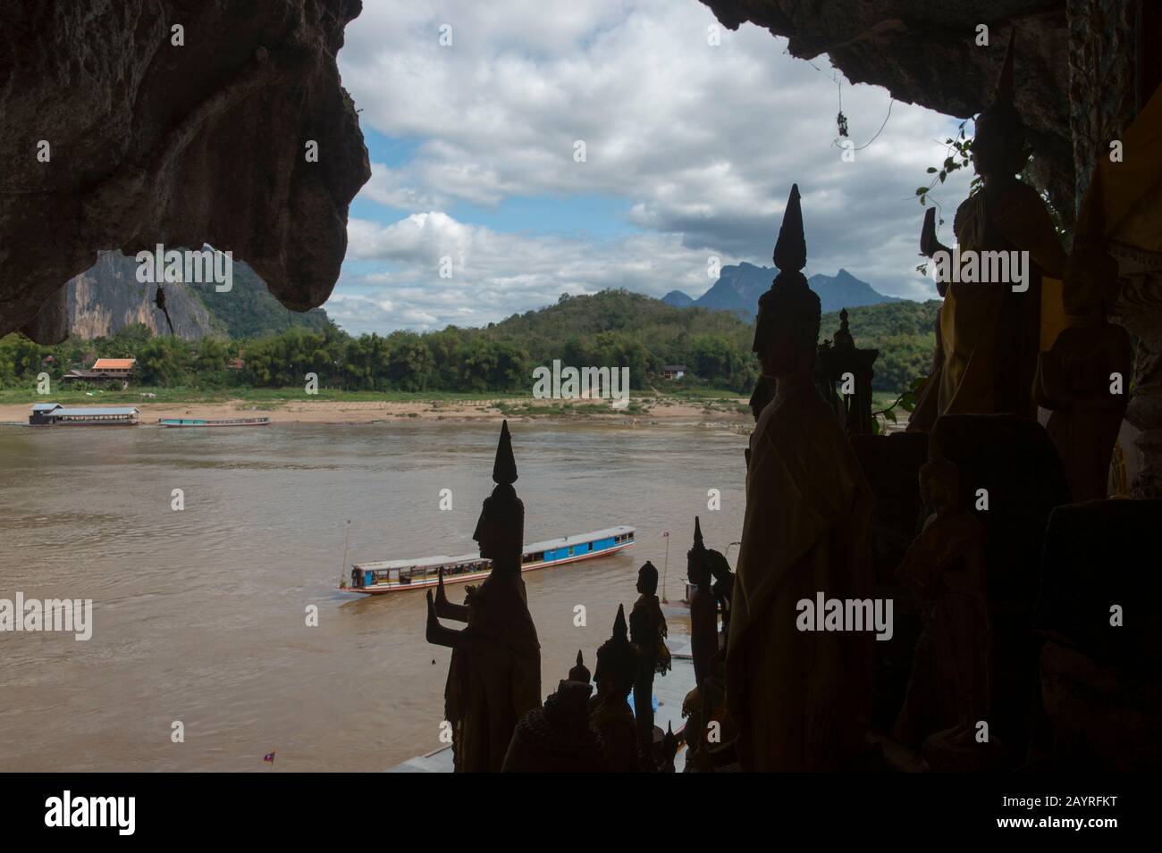 Vista dalla Grotta di Pak Ou (in una montagna di calcare) del fiume Mekong vicino a Luang Prabang nel Laos centrale, con statue di Buddha che si stagliano nel for Foto Stock