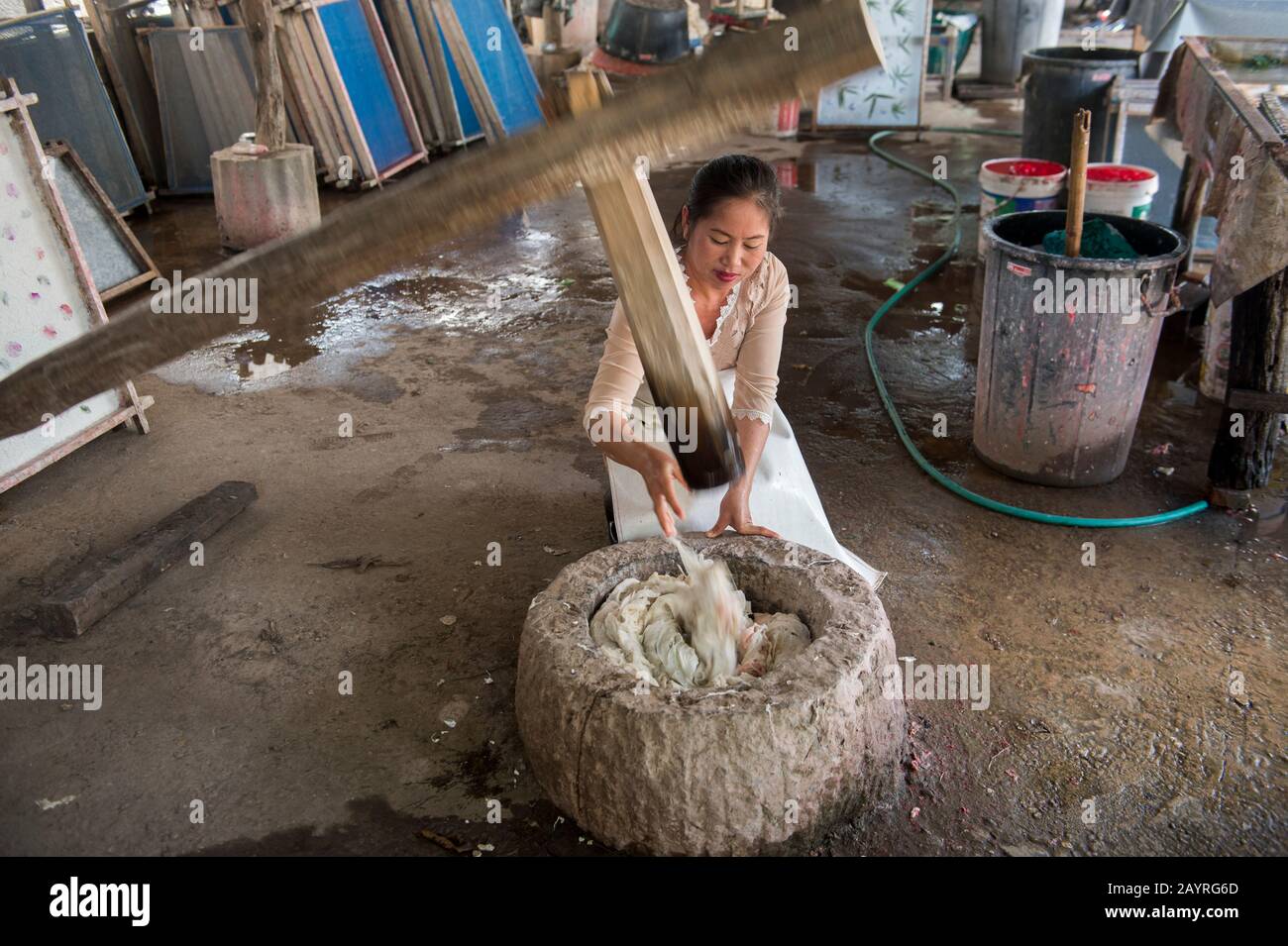 La produzione di carta di iuta (le fibre sono state martellato) in Ban Xang Khong, un villaggio vicino a Luang Prabang nel Laos centrale, che è conosciuto per il loro pap di iuta Foto Stock