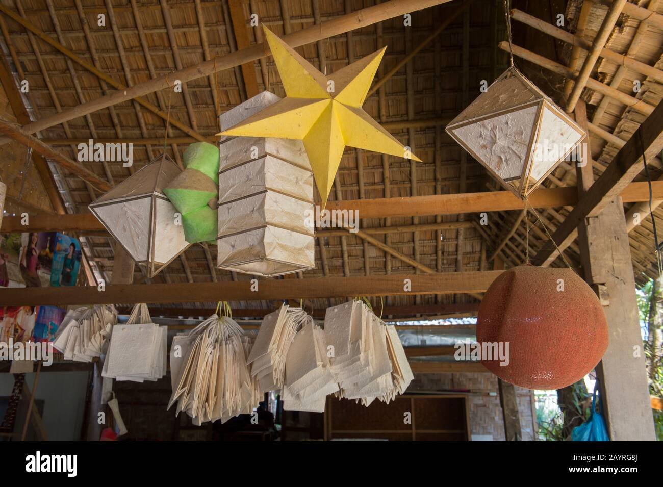 Lampade e sacchetti di carta juta in Ban Xang Khong, un villaggio vicino Luang Prabang nel Laos centrale, che è noto per la loro produzione di carta juta, s Foto Stock