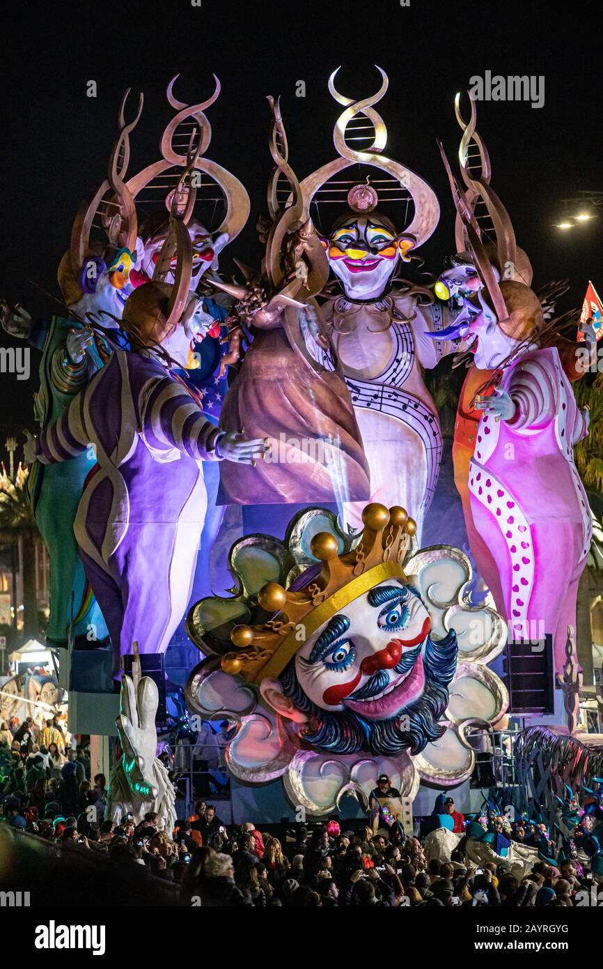 I carri della sfilata di carnevale di Viareggio 2020 lungo il lungomare Foto Stock