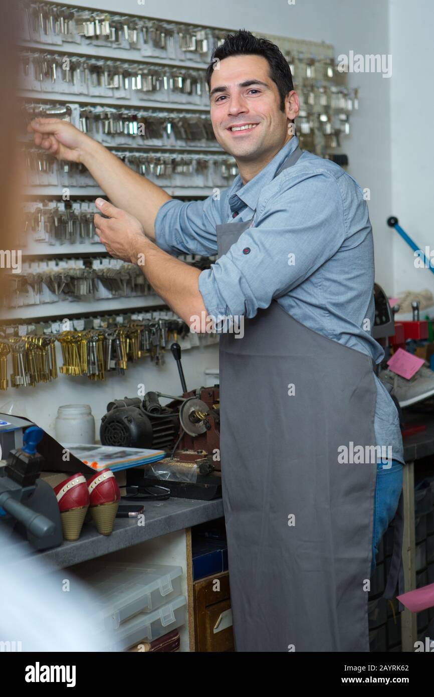 buon operatore professionale che parla con il cliente Foto Stock