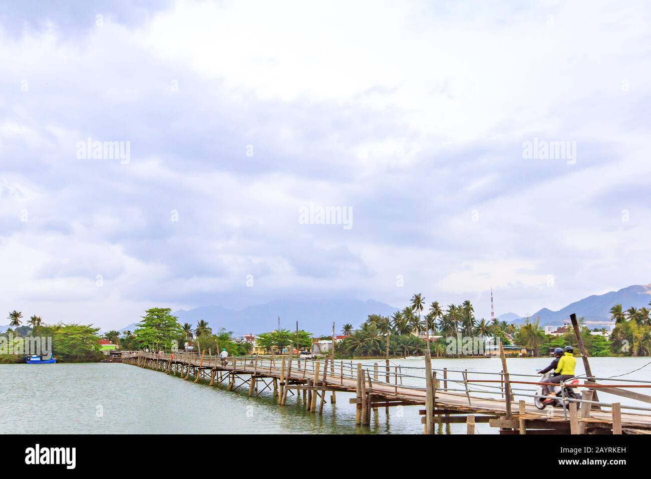 Vecchio ponte vietnamita in legno per motociclisti e motobikes. Ponte di legno stretto Phuoc Kieng. Usato da motociclisti e motobikes Foto Stock