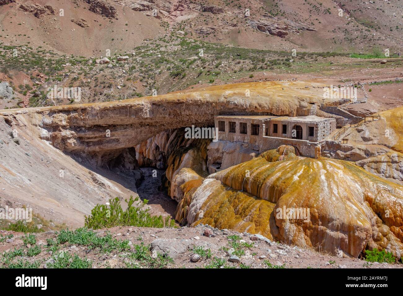 MENDOZA, ARGENTINA - 17 NOVEMBRE 2019: Puente del Inca (il "Ponte Inca" spagnolo), è un arco naturale che forma un ponte sul fiume Las Cuevas Foto Stock