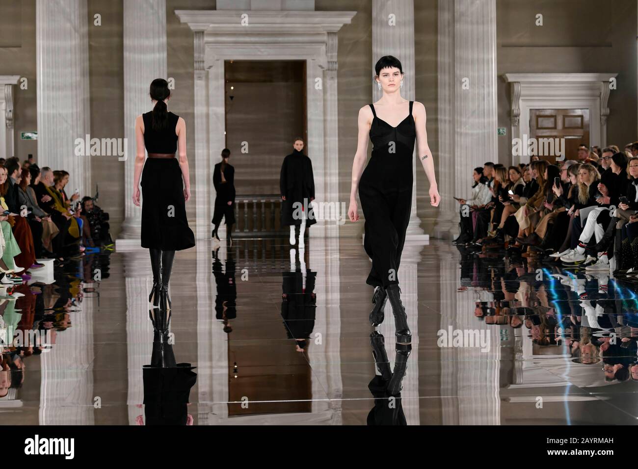 Victoria Beckham AW20 Runway durante la settimana della Moda di Londra Febbraio 2020 - Londra, UK 16/02/2020 | utilizzo in tutto il mondo Foto Stock