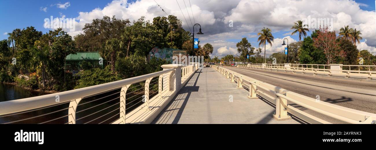 Bonita Springs, Florida, Stati Uniti - 15 febbraio 2020: Ponte che conduce ai giardini delle Everglades Wonder a Bonita Springs, Florida Foto Stock