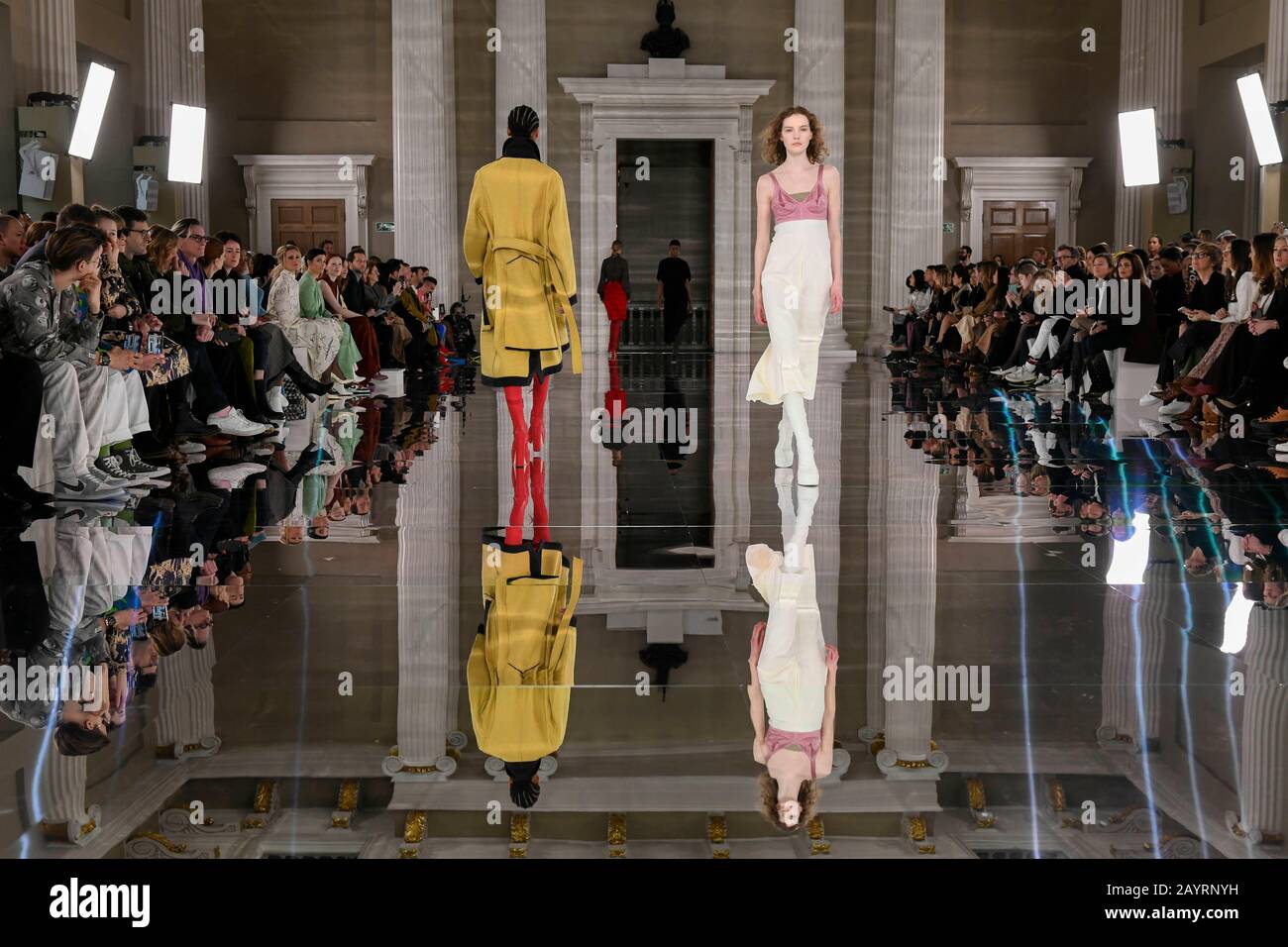 Victoria Beckham AW20 Runway durante la settimana della Moda di Londra Febbraio 2020 - Londra, UK 16/02/2020 | utilizzo in tutto il mondo Foto Stock