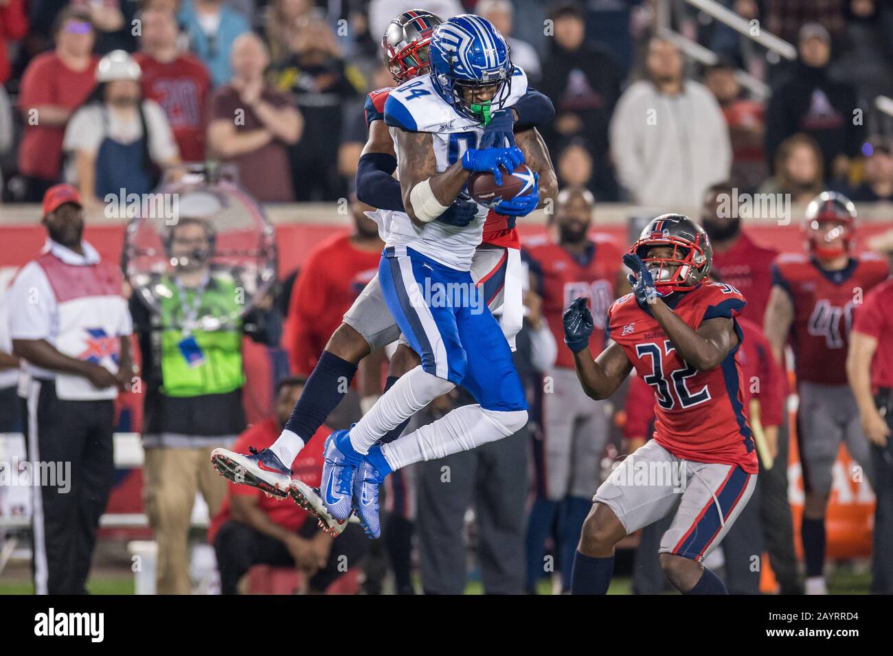 16 febbraio 2020: St. Louis Battlehawks Wide Receiver Alonzo Russell (84) fa una cattura mentre è difeso da Houston Roughnecks Cornerback Saivion Smith (26) durante il 4th trimestre di una partita di calcio XFL tra i St. Louis Battlehawks e gli Houston Roughnecks al TDECU Stadium di Houston, TX. I Roughnecks hanno vinto il gioco 28 a 24.Trask Smith/CSM Foto Stock