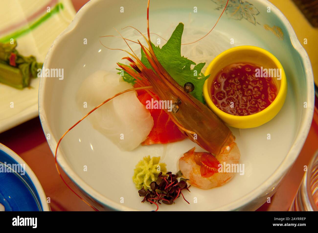 Primo piano di piatti giapponesi, tra cui Sashimi, una specialità giapponese composta da pesce crudo molto fresco tagliato a pezzi sottili, a Odaito ad Akan Nationa Foto Stock