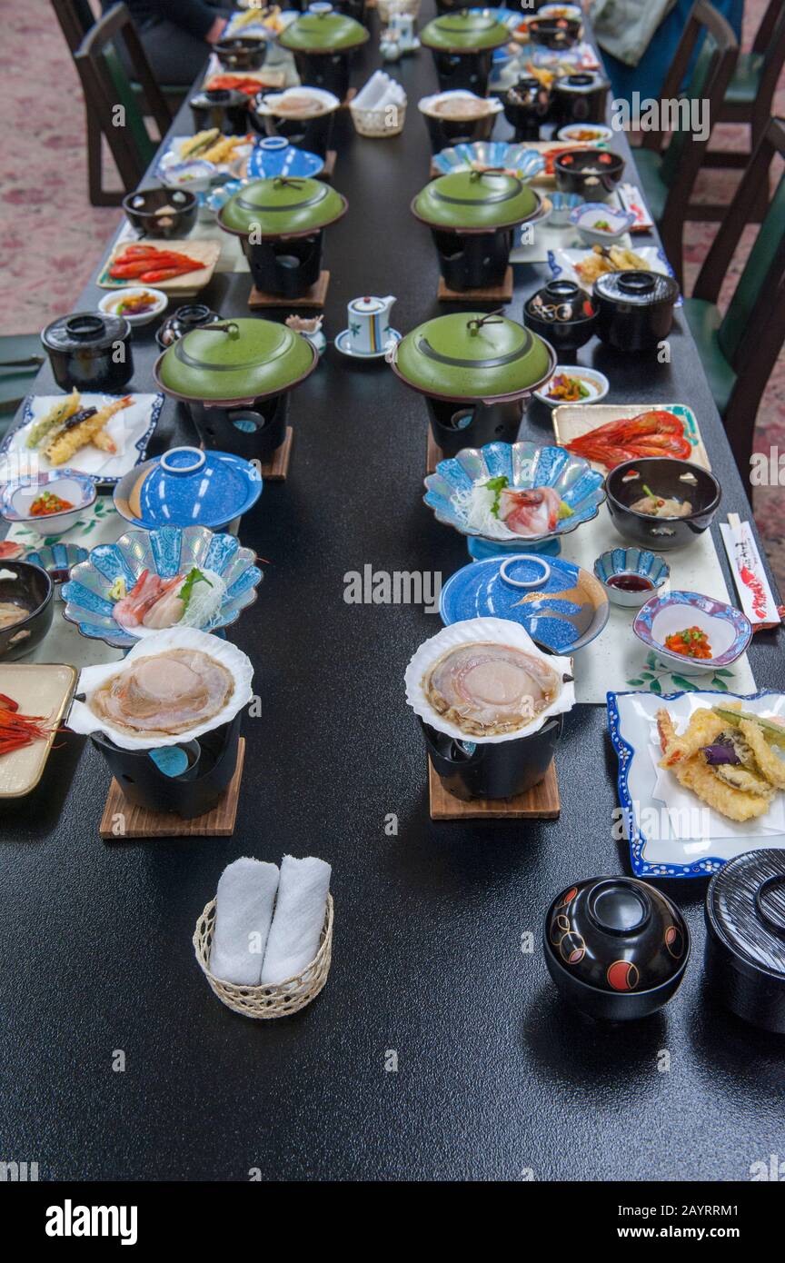 Primo piano di piatti giapponesi, tra cui Sashimi, una prelibatezza giapponese composta da pesce crudo molto fresco tagliato a pezzi sottili, a Hokkaido, in Giappone. Foto Stock