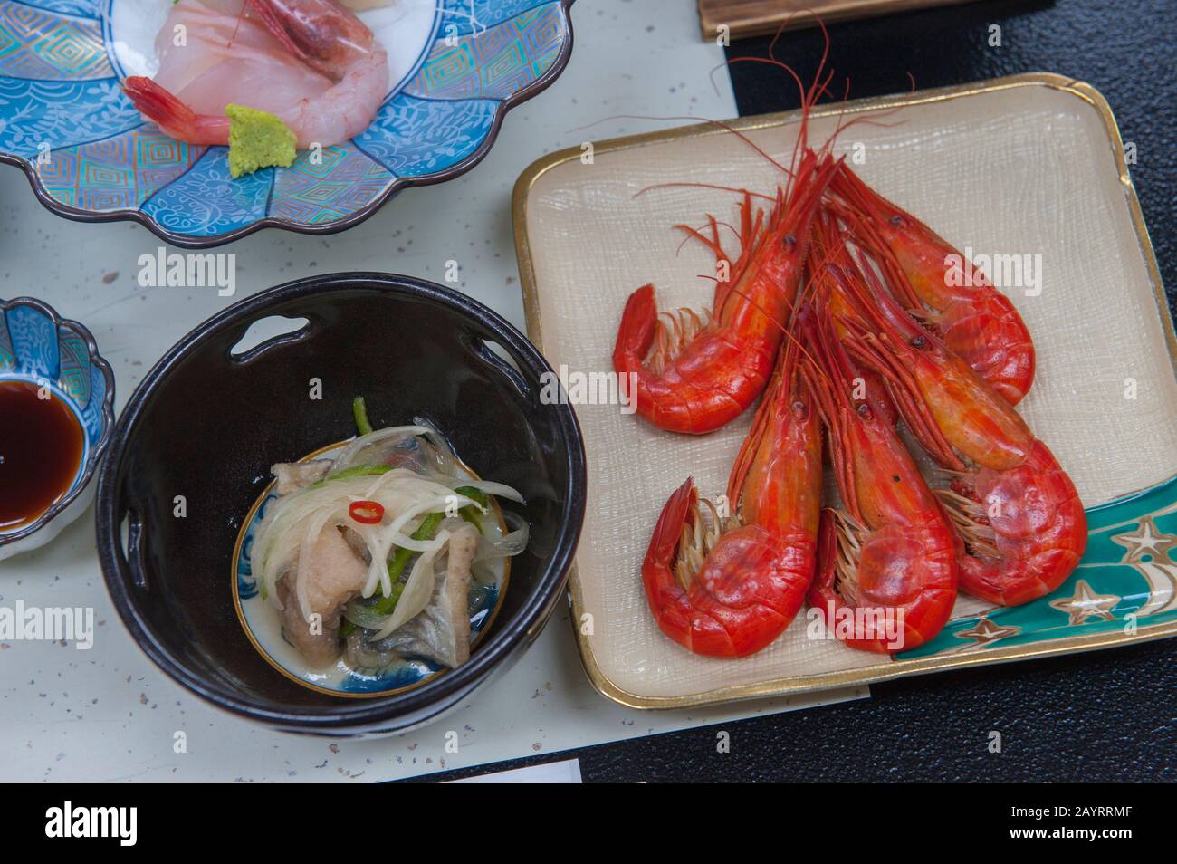 Primo piano di piatti giapponesi, tra cui Sashimi, una prelibatezza giapponese composta da pesce crudo molto fresco tagliato a pezzi sottili, a Hokkaido, in Giappone. Foto Stock